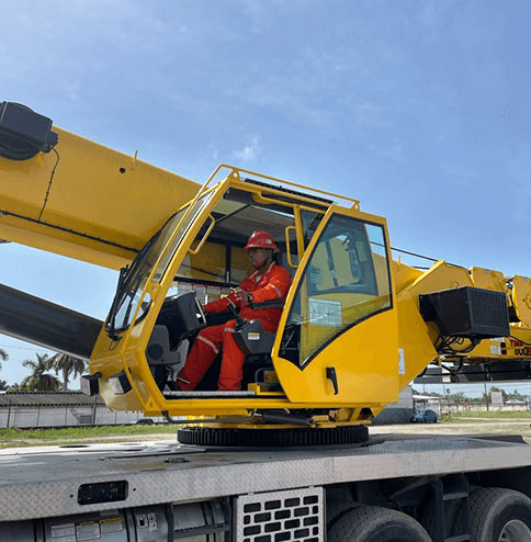 Personal maniobrando grúas hidráulicas tipo pluma